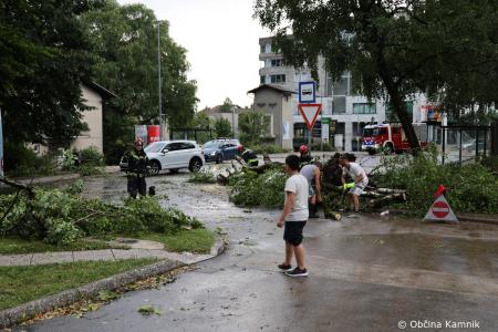 Neurje z vetrom podiralo drevesa in odkrivalo strehe (12)